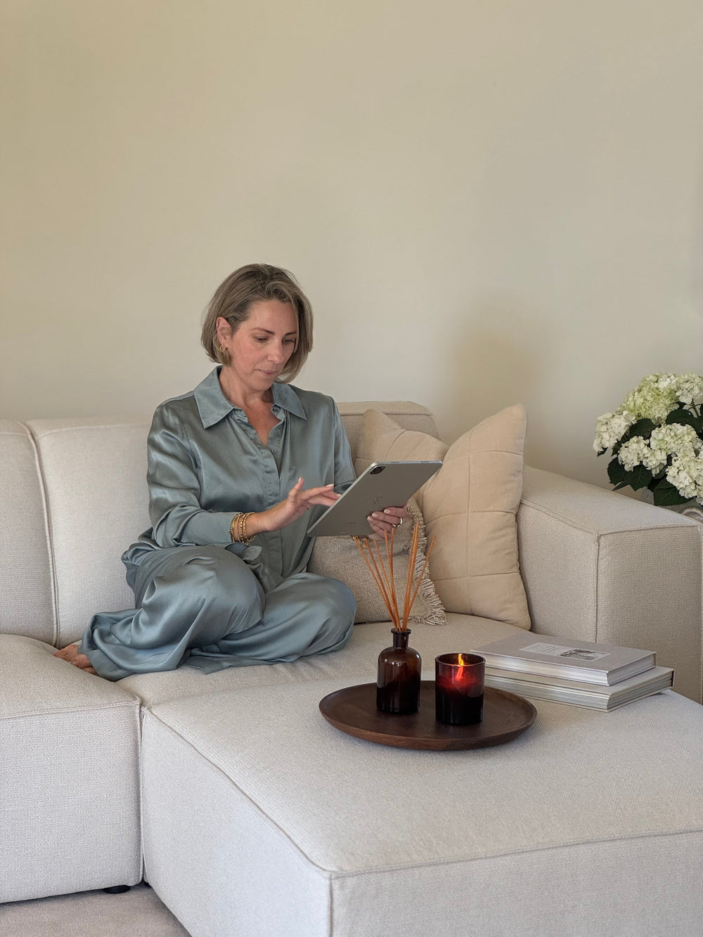 HOW TO CREATE THE ULTIMATE COSY CORNER: READING NOOKS, HOT DRINKS & PLUSH SOFAS